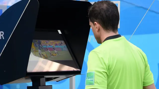 VAR corrige equívoco da arbitragem e Suíça perde jogador expulso em duelo contra a Argentina